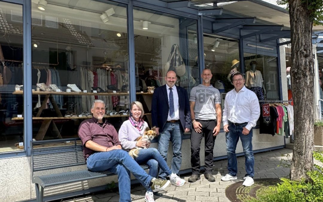 Neue Bänke werten Overater Stadtzentrum auf